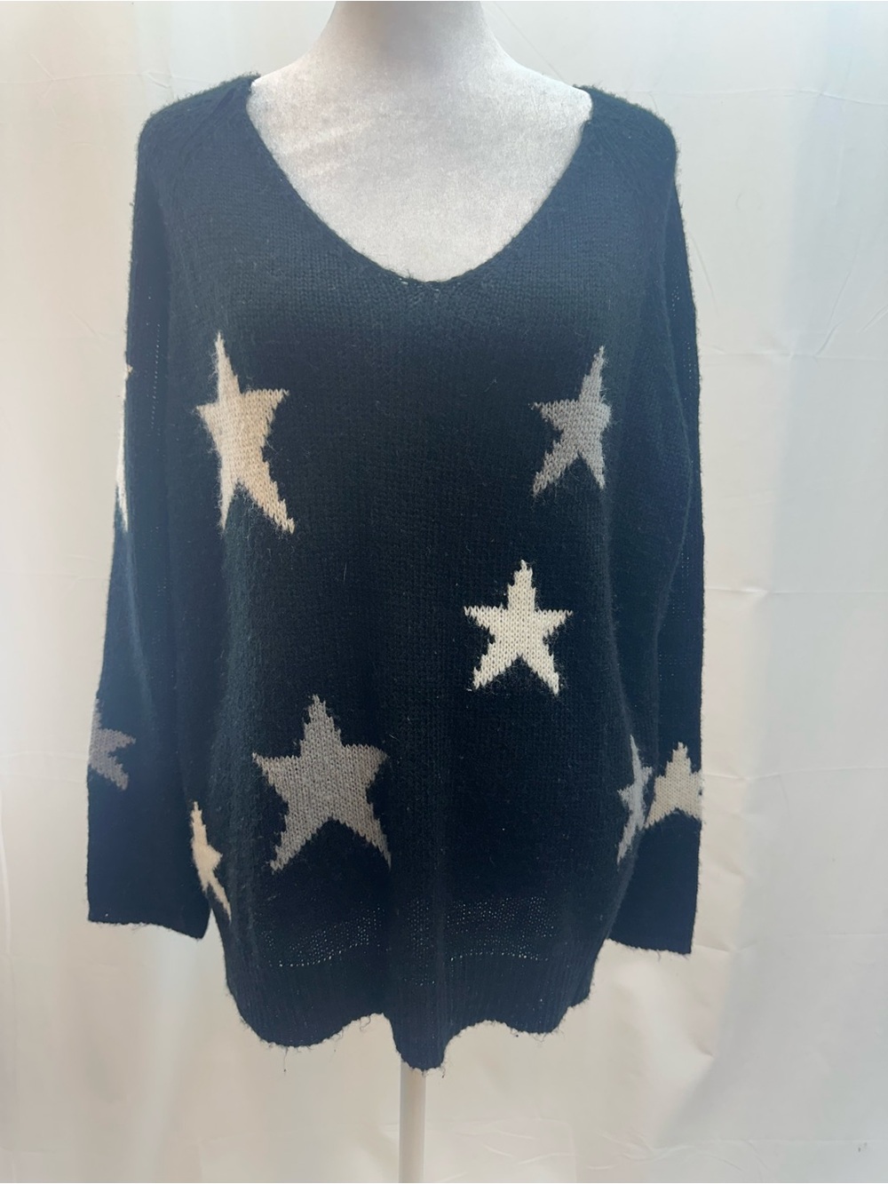 Neely Black V-Neck Star Pattern Sweater L